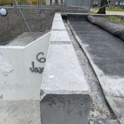 Nærbillede af rå betonmur på trappeskakt før montering af zinkinddækning – forberedelse til blikarbejde på Fyn
