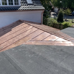 Kobber inddækning på fladt tag monteret ved renovering i Svendborg på Fyn