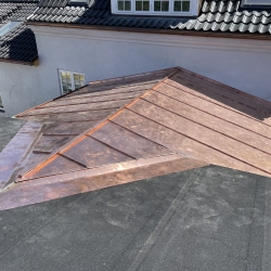 Kobber inddækning udført på fladt tag i Nyborg med præcise samlinger og elegant finish
