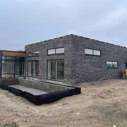 Inddækning mod mur og fladt tag på moderne nybyggeri i Nyborg, Fyn – funktionel og æstetisk tag inddækning