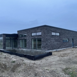 Inddækning af tag og inddækning mod mur på nyopført moderne bolig i Odense på Fyn