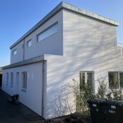 Zink inddækning af tag og nedløbsrør på moderne villa i Odense, Fyn – flot løsning inden for tag inddækning