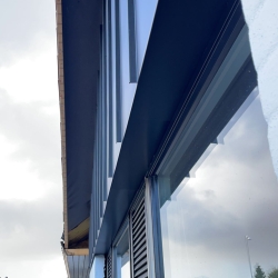 Detaljeret inddækning af vindue og facade i moderne byggeri i Nyborg på Fyn
