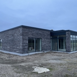 Inddækning af store vinduer på nybygget murstenshus i Nyborg på Fyn