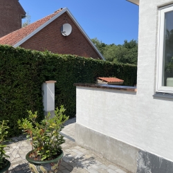 Elegant kobberinddækning på mur ved terrasse – stilren og vejrbestandig løsning i Odense