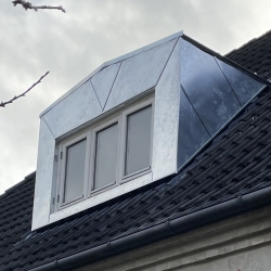 Moderne zink kvist på tag i Odense – flot, vedligeholdelsesfri løsning med skarpe linjer og elegant facadeinddækning.