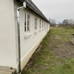 Montering af zink tagrender på hvid facadevilla i Odense, Fyn – professionel opsætning af tagrender og nedløbsrør i galvaniseret stål