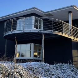 Opsætning af tagrender på moderne sort villa i Odense – montering af zink tagrender til effektiv vandafledning i vintervejr