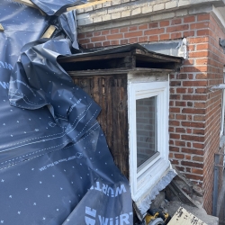 Ældre kvist på tag i Odense under renovering – klar til ny kvistkonstruktion og inddækning i zink eller andet holdbart materiale.