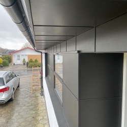 Sort inddækning ved facade og udhæng på moderne bygning i Odense – skarp finish med skjulte samlinger og tilpasset tagrende