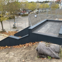 Sort inddækning og afskærmning ved trappe og repos på Fyn – moderne løsning med integreret gelænder og funktionel afslutning i stål