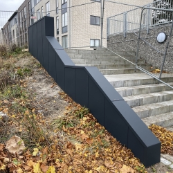 Sort inddækning af trappeafskærmning i moderne design – funktionel og æstetisk løsning i Odense med diskret integreret afslutning mod terræn