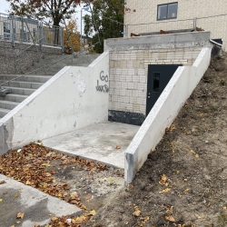 Rå trappeskakt med synlig beton og murværk før montering af beklædning og inddækning – forberedelse til blikarbejde på Fyn
