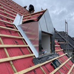 Zinkkvist under montering af Raaschou Blik i Odense – ny kvistløsning med præcis inddækning og moderne design på nybygget tag.